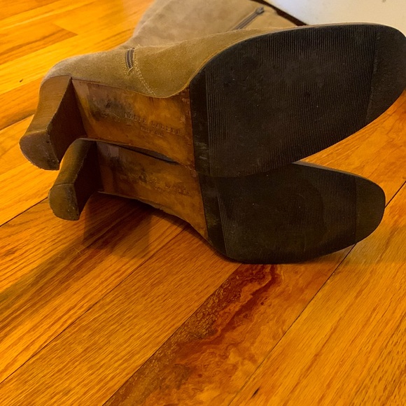Y2K Rare find. Ralph Lauren 7.5 tan suede boots. Good condition. Some wear. - Picture 5 of 9